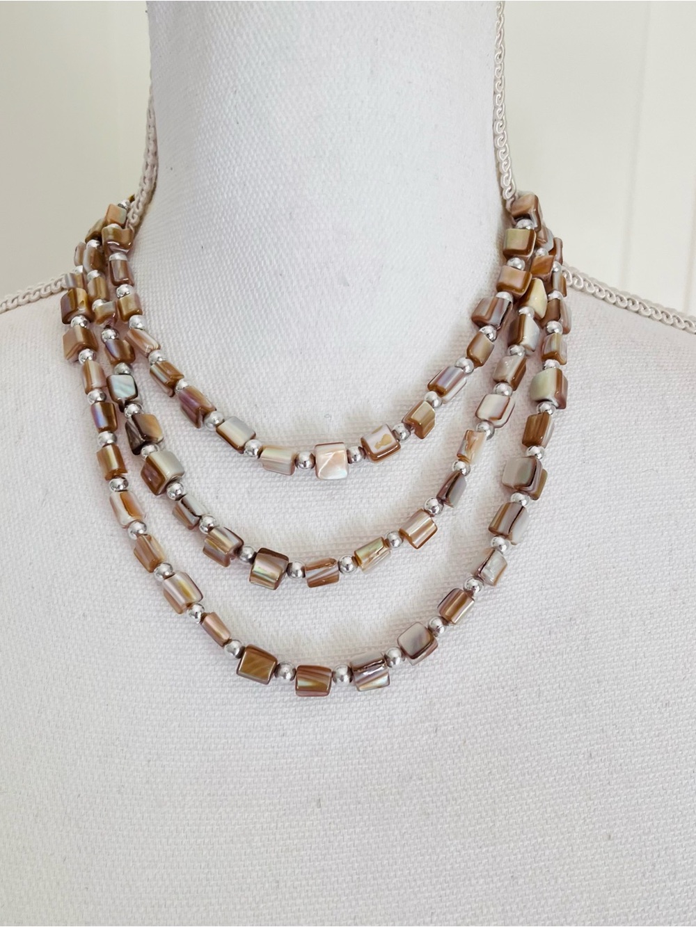 Abalone and silver tone multi-strand choker necklace - Picture 4 of 9